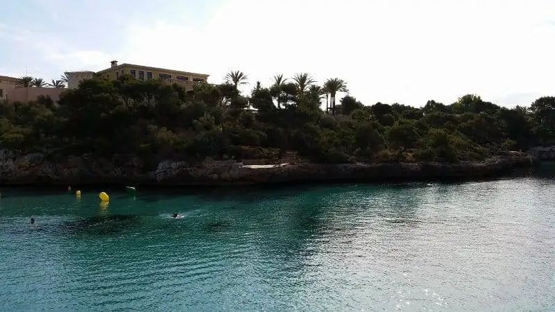 Udsigt fra vandkanten i Cala d'Or