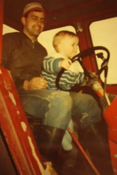 Mig som traktorfører 1 år gammel.