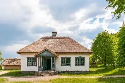 Fint gammelt hus med stråtag