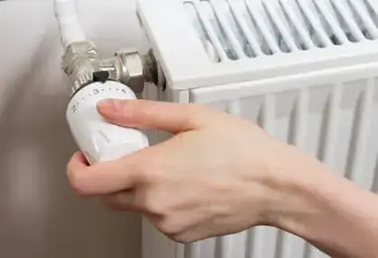 Varme kommer f.eks. fra radiatoren, der tændes når det bliver koldt