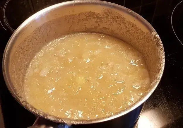 Lad æblegrøden koge videre et par minutter