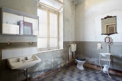 Et gammelt badeværelse hvor der kun er en vej frem og det er total renovation.