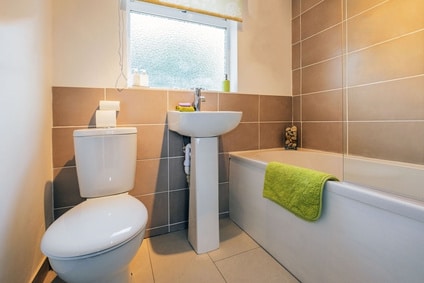 Et gammelt badeværelse der har været udsat for lidt renovering.