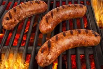 Grillpølser der steger