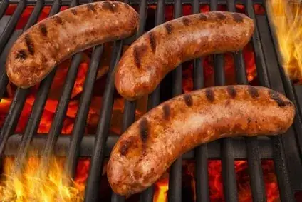 Grillpølser der steger