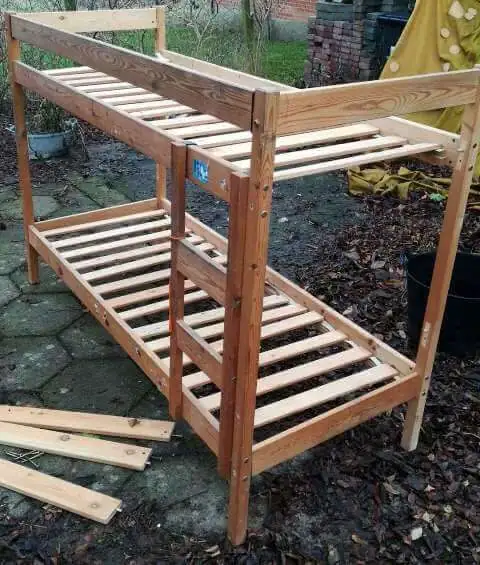 Køjeseng næsten samlet