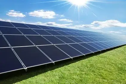 Solceller på græsplæne